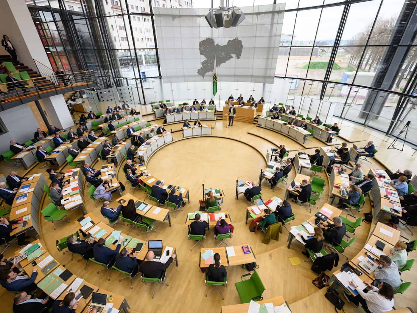 Tres debates de actualidad en el Parlamento estatal: Energía, guerra y municipios