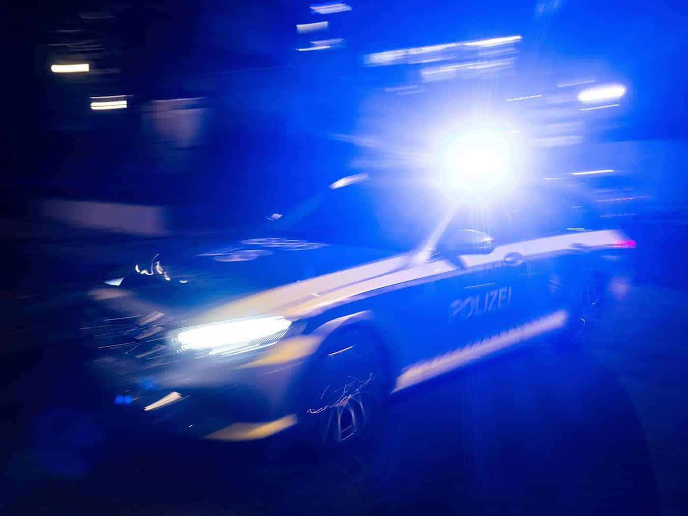 Druckwelle sprengt Dach - Explosion zerstört Auto in Grimma