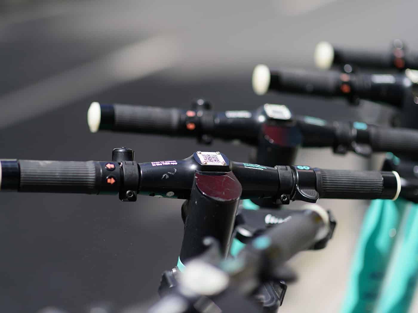 Weinböhla: Autofahrer drängt E-Scooterfahrer ab