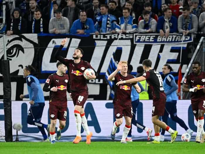 Romulo (RB Leipzig) jubelt nach seinem Tor zum 1:1. / Foto: Gregor Fischer/dpa