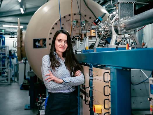 Eliana Masha leitet das Forschungsprojekt HEARTS am HZDR in Dresden. Die Physikerin will verstehen, wie Sterne die chemischen Bausteine des Universums erzeugen.