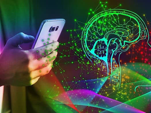 Hand hält ein Smartphone, während ein digitales neuronales Netz und ein Gehirn die Verbindung zwischen KI-gestützter Personalisierung und menschlicher Psychologie symbolisieren.