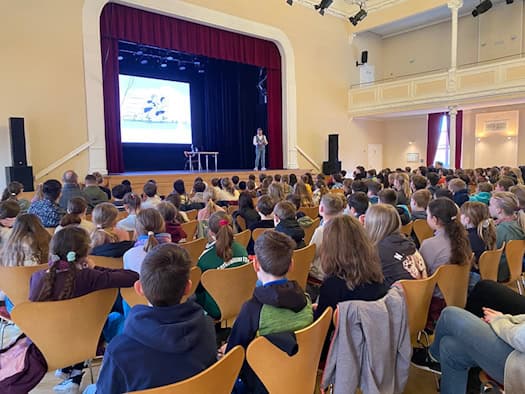 Bestseller-Autor liest vor 400 Coswiger Kindern
