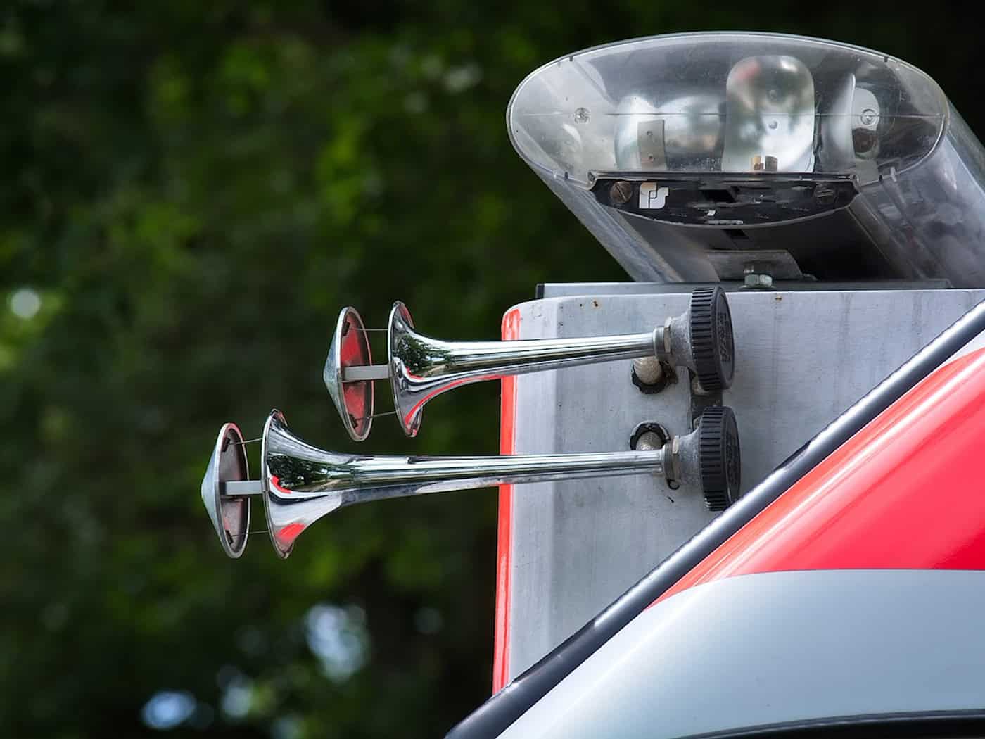 Zwei BMWs stoßen vor Dresdner Grundschule zusammen - Zeugen gesucht