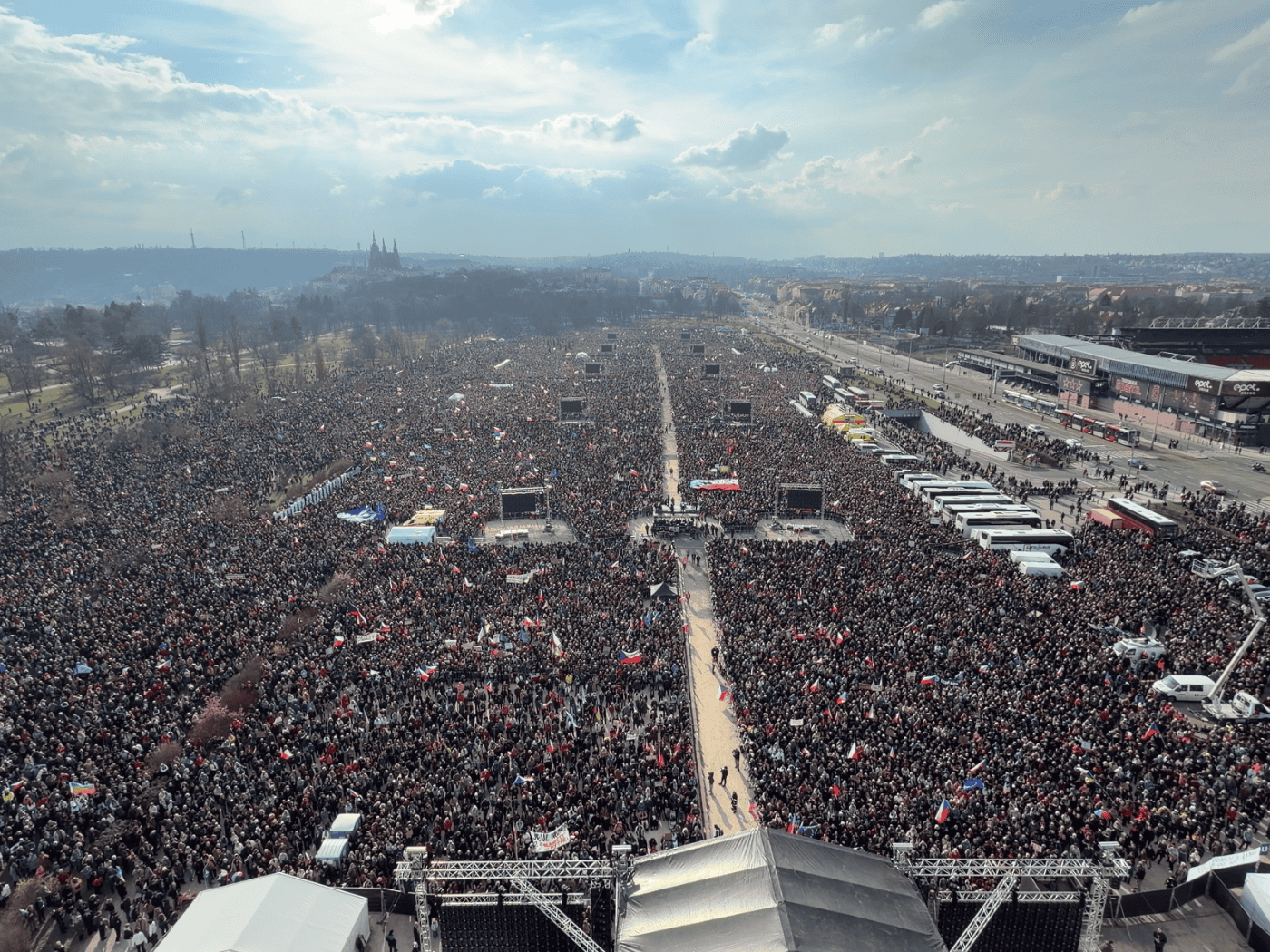 250.000 Menschen demonstrieren in Prag gegen Regierung