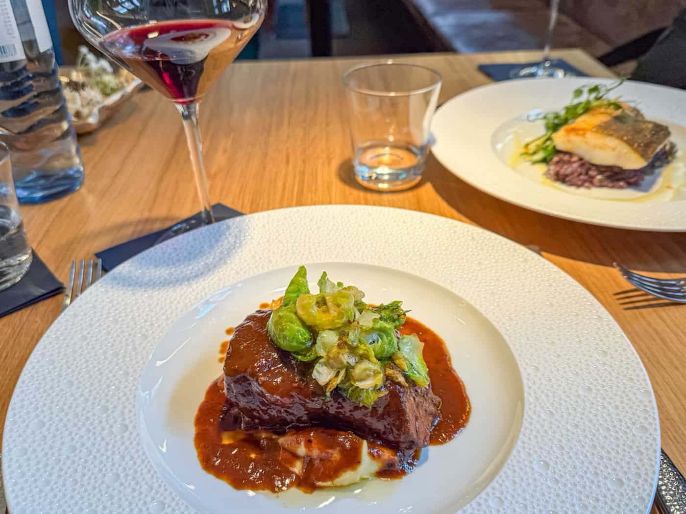 Obrázek hlavního chodu na talíři