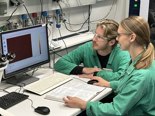 Precision work in the laboratory: Jason Ross and Juliane März analyze how molecules bind to radioactive substances - step by step towards a new drug.