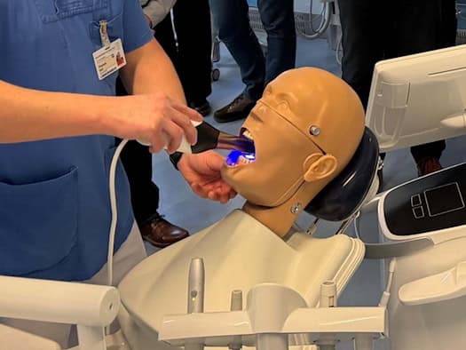 So sieht Zahnmedizin der Zukunft aus: Beim Projektauftakt von KARiSO-3D zeigten Forschende der TU Dresden die neue Intraoral-Sonde – ein Gerät, das Zähne per Licht von innen durchleuchtet, ganz ohne Röntgen.