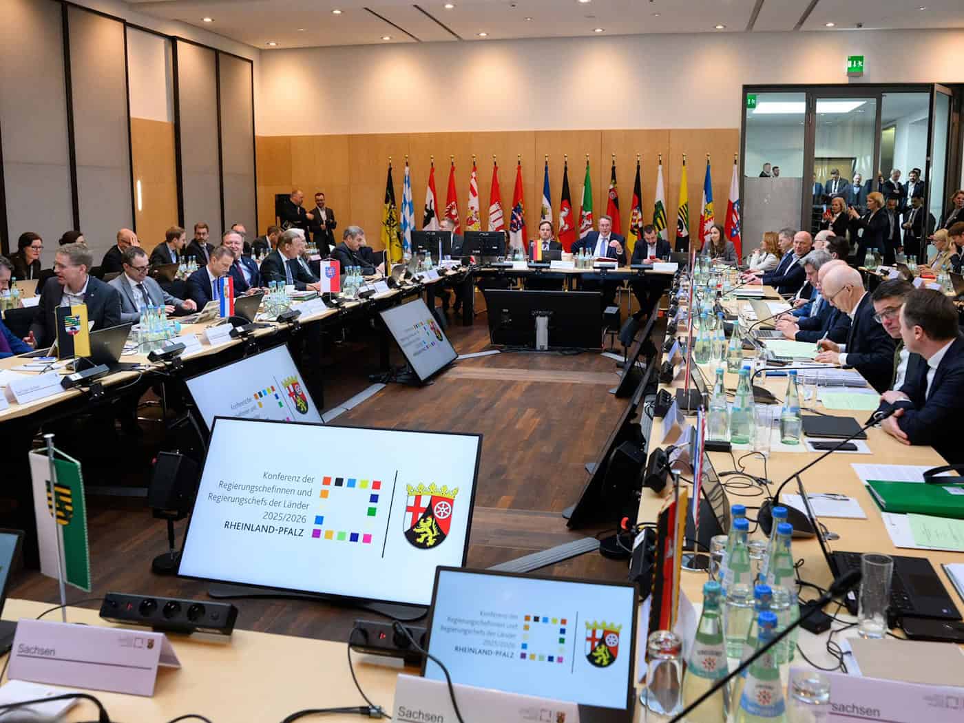 Komuny žadaja sej hnydomnu pomoc za katastrofalne financne połoženje