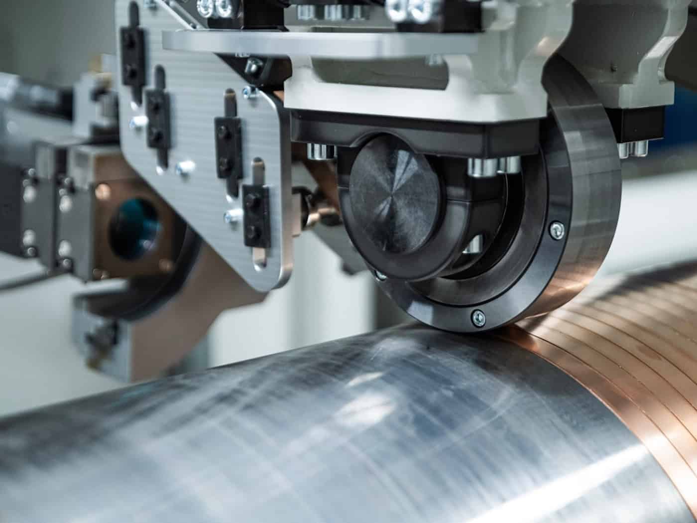 Spiralförmig aufgewickelt, per Laser verbunden: Das Dresdner Verfahren beschichtet Metallteile schneller und energiesparender als bisherige Methoden. 