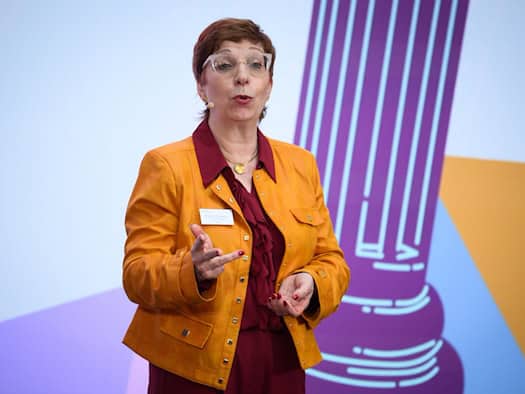 Teachers as civil servants - a question of democracy for the association