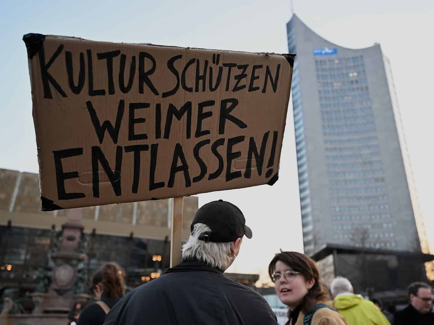 Wjacore sta ludźi protestuja do knižneho wikowanskeho akta