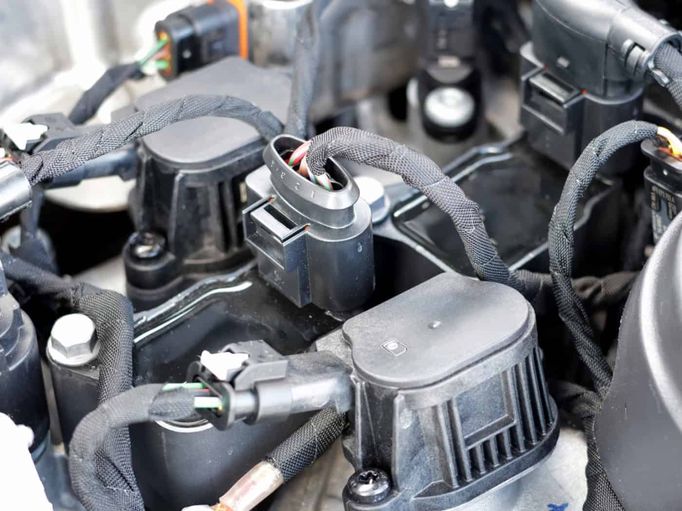 Automotive-Stecker im Fokus der Forschung: Das Dresdner Fraunhofer IWU will solche Metallteile mit dem Walzverfahren smartROLL bis zu 70 Prozent günstiger herstellen.