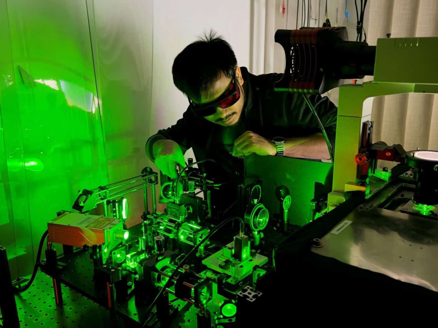 Millionen Mal kleiner als sichtbar: Dr. Diptabrata Paul steuert das Experiment, in dem winzige Partikel das Schwimmen lernen – ganz ohne Sensoren.