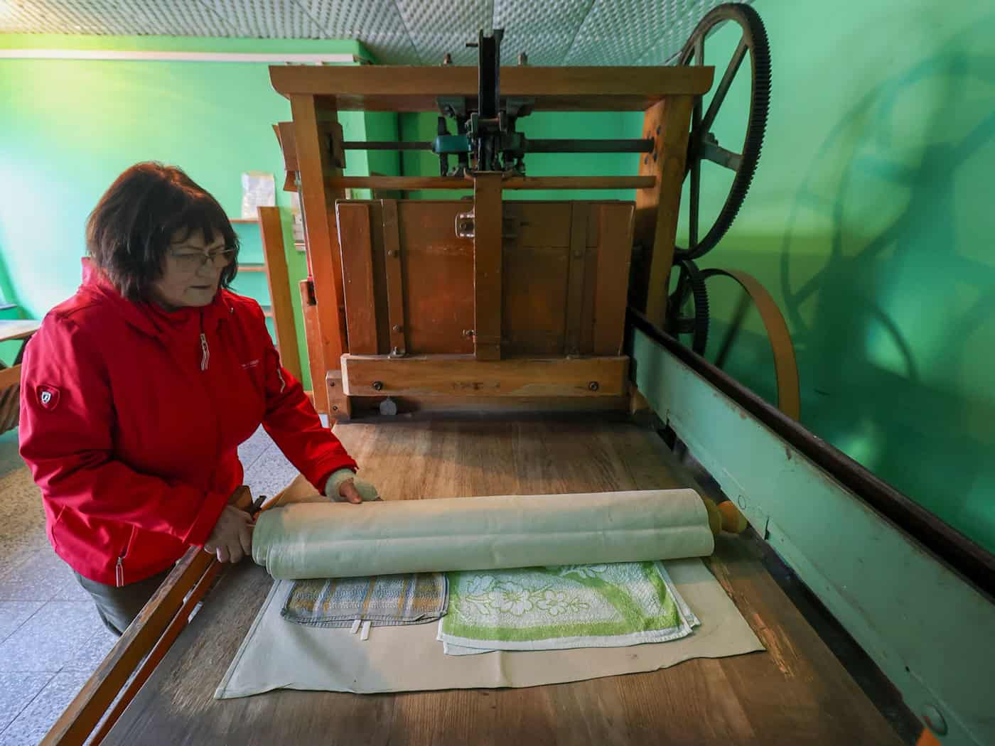 Z šatami k njedostatkej: Stara technika budźi dopomnjenki