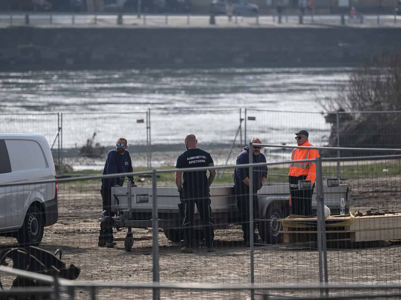 Möglicher Bombenfund an Carolabrücke - Grabung beginnt