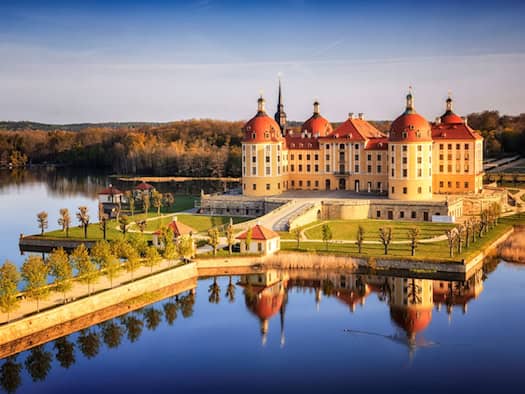 Luftaufnahme von Schloss Moritzburg: Das barocke Jagdschloss liegt auf einer künstlichen Insel, umgeben vom Moritzburger Teichgebiet nordwestlich von Dresden.