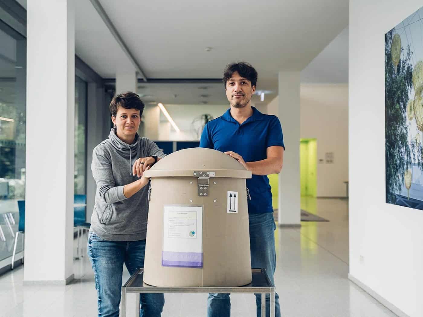 Nadine Münch and Dr. Daniel Freund send the first umbilical cord stem cells developed in Dresden to Canada for study.