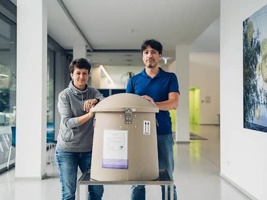 Nadine Münch and Dr. Daniel Freund send the first umbilical cord stem cells developed in Dresden to Canada for study.