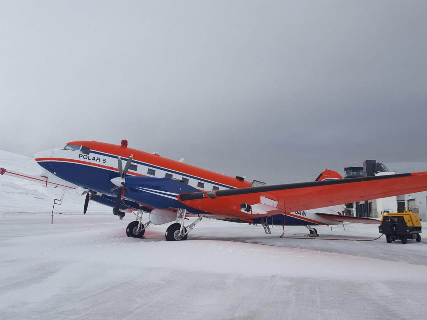 Das Forschungsflugzeug Polar 5 des Alfred-Wegener-Instituts ist die fliegende Messstation der Kampagne COMPEX. Es startet von Spitzbergen aus in Richtung Meereis.