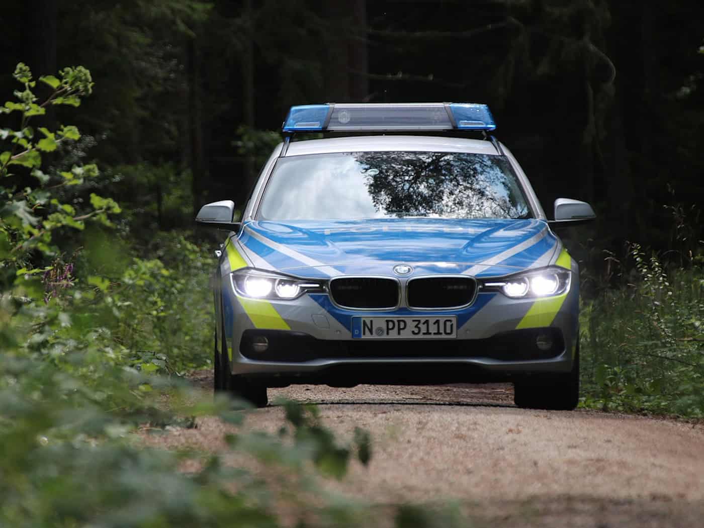 Riesa: Audi-Insassen bewerfen fahrendes Auto