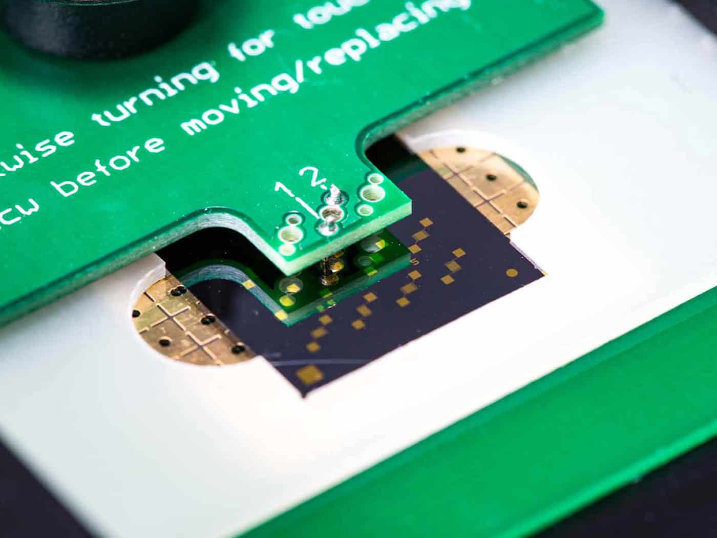 The starting point of the SMut project: a device that has been used to measure material samples semi-automatically up to now. It is now to be expanded so that materials can be evaluated more quickly and reliably in future.