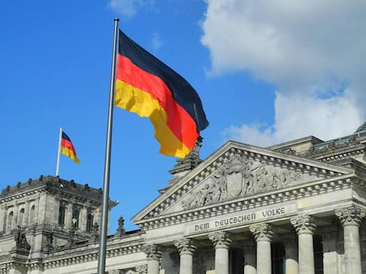 Democracy is not a sure-fire success. While laws are being made in the Reichstag, people in political education are struggling to get citizens excited about it - often with little support.