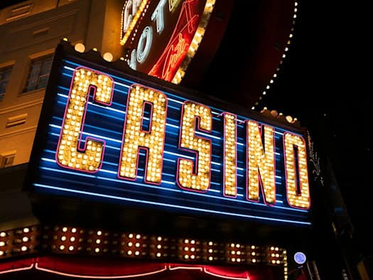 Leuchtendes Neon-Casino-Schild mit der Aufschrift ‚CASINO‘ in Großbuchstaben