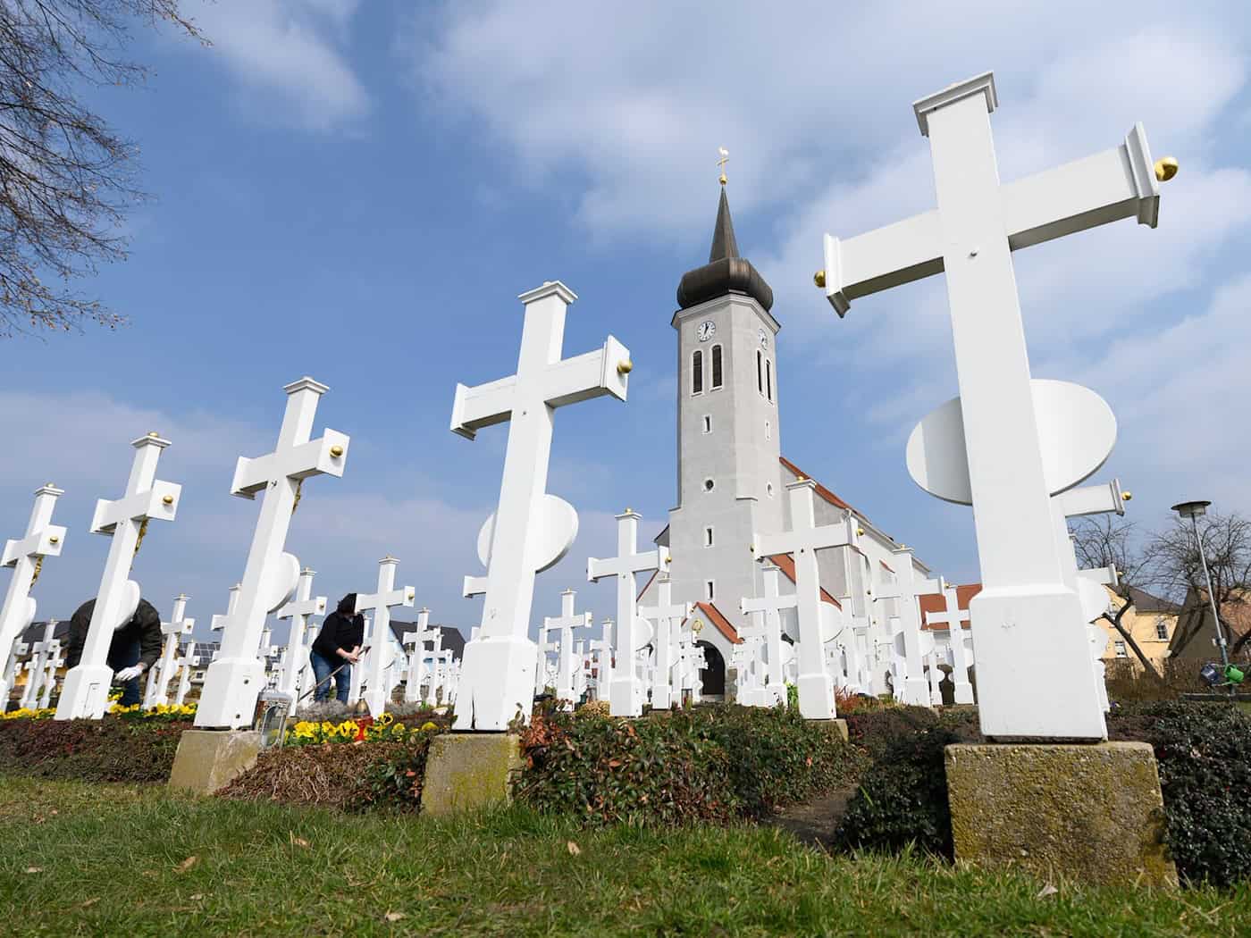 Sakska chce dalše pohrjebnite formy dopušćić