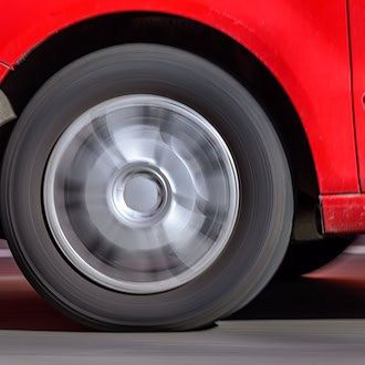 Studie aus Leipzig misst Reifenabrieb in der Atemluft