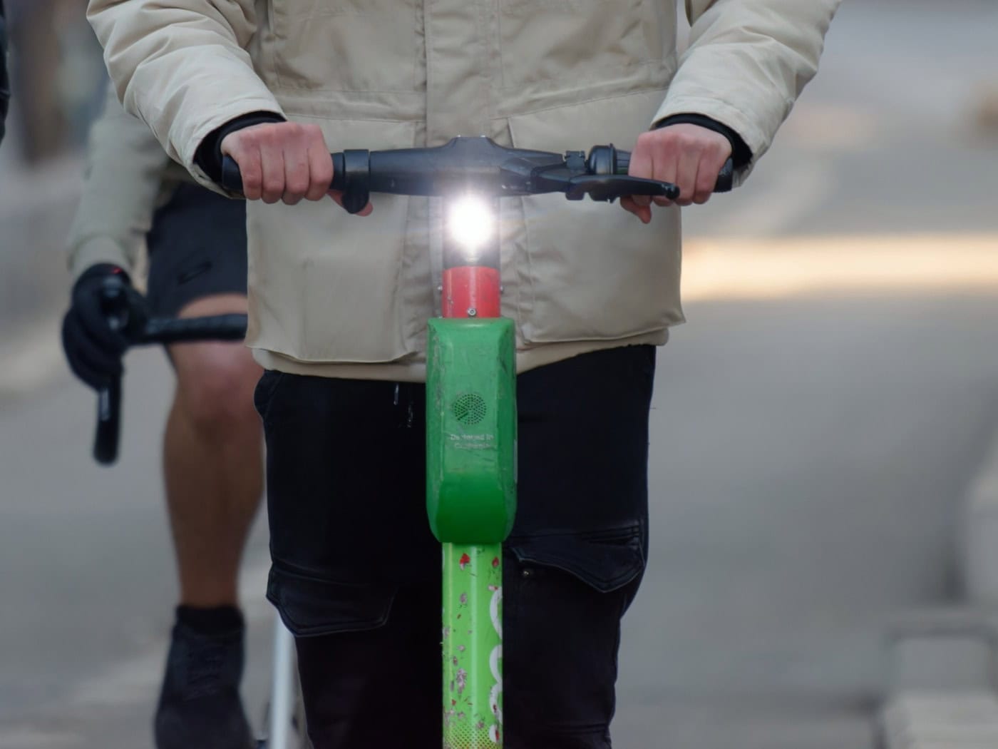 Scooter-Rüpel fährt Frau um – und haut einfach ab!