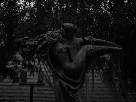 Skulptur zweier antiker Figuren in Umarmung – Symbol für die zeitlose Faszination der griechischen Mythologie.