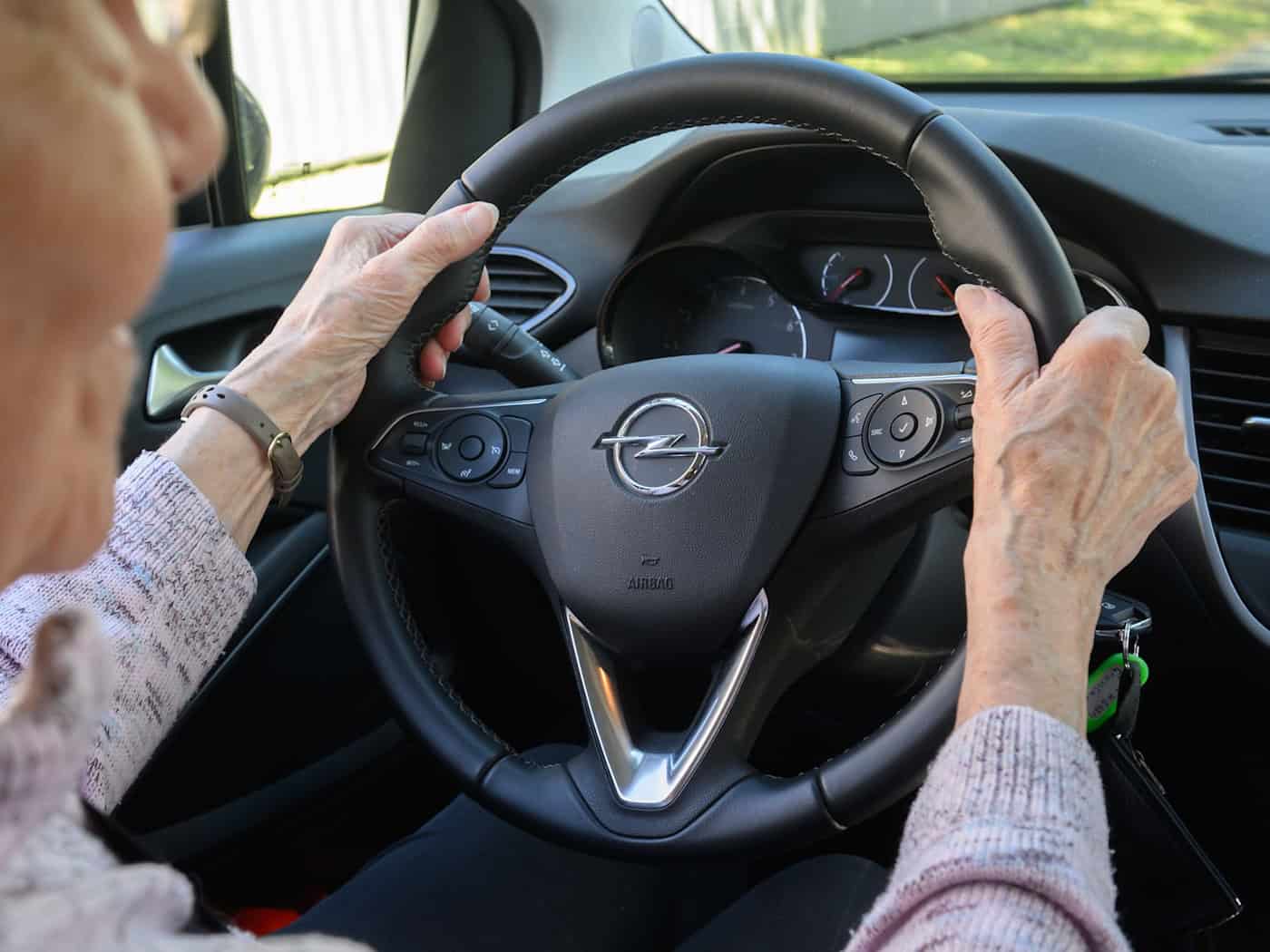 Nehody seniorů vyvolávají debatu o způsobilosti k řízení motorových vozidel