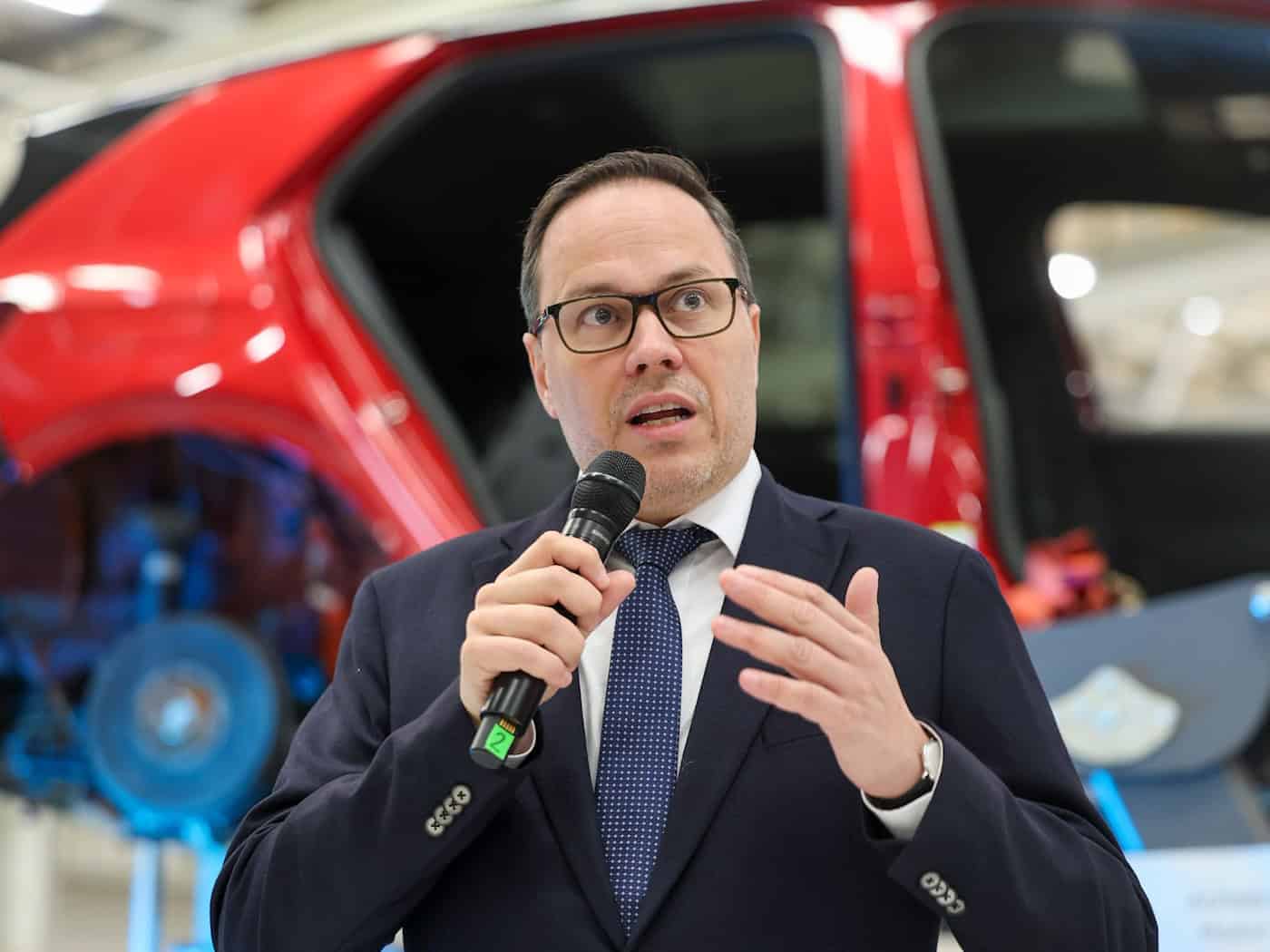 El Ministro de Economía Panter viaja a Francia