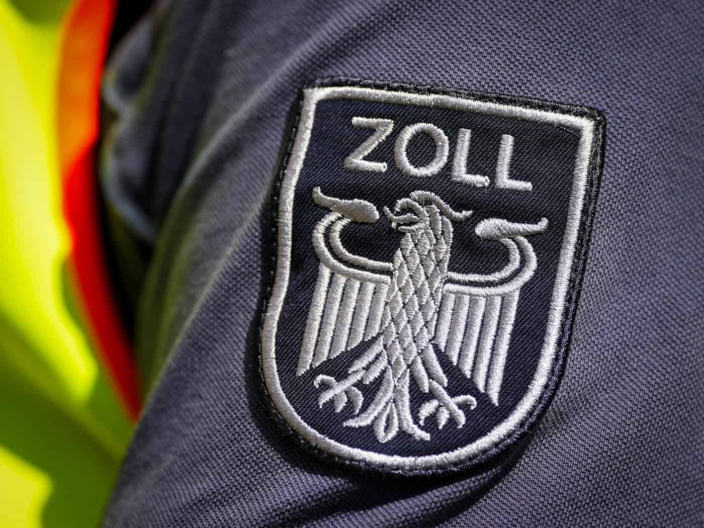 Zoll stoppt Schmuggel von Elefantenstoßzahn und Nashorn-Horn