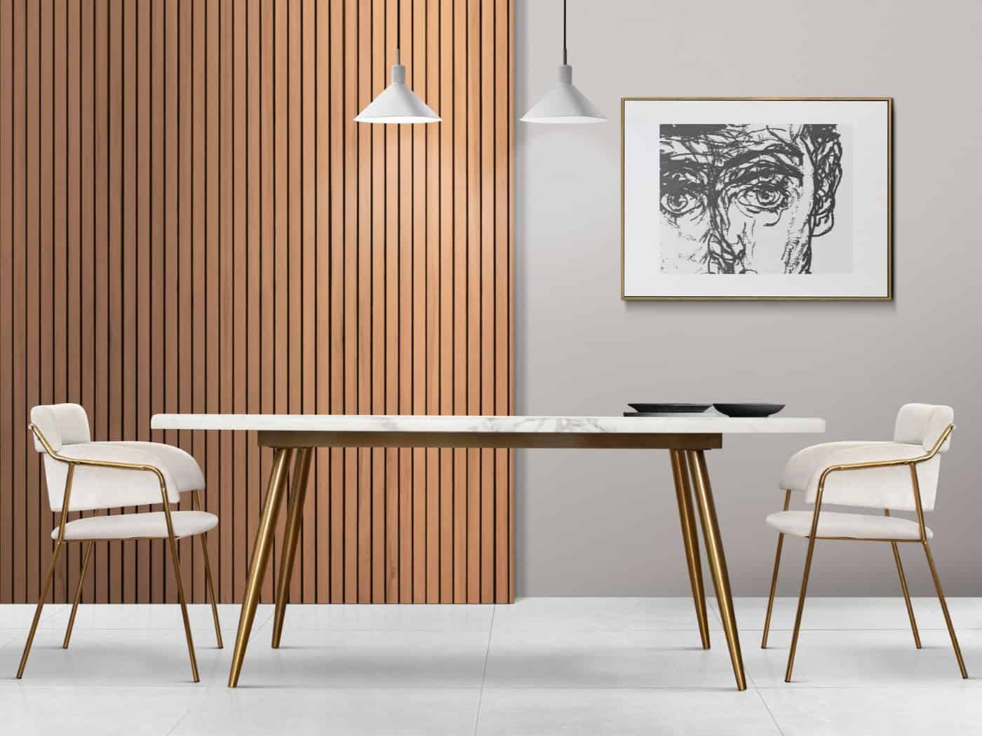 Modernes Esszimmer mit Holzpaneelen an der Wand, weißem Tisch, goldenen Stühlen und Pendelleuchten – zeigt Akustikpaneele aus Holz als stilvolles Gestaltungselement für Innenräume