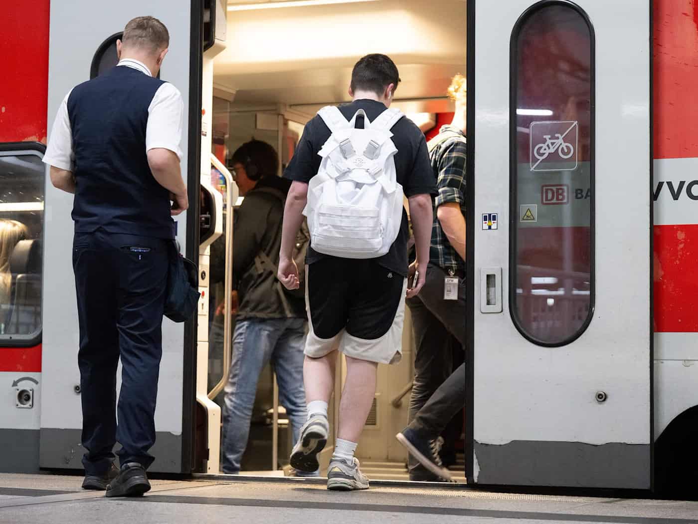 17-Jähriger greift Zugbegleiter mit Pfefferspray an