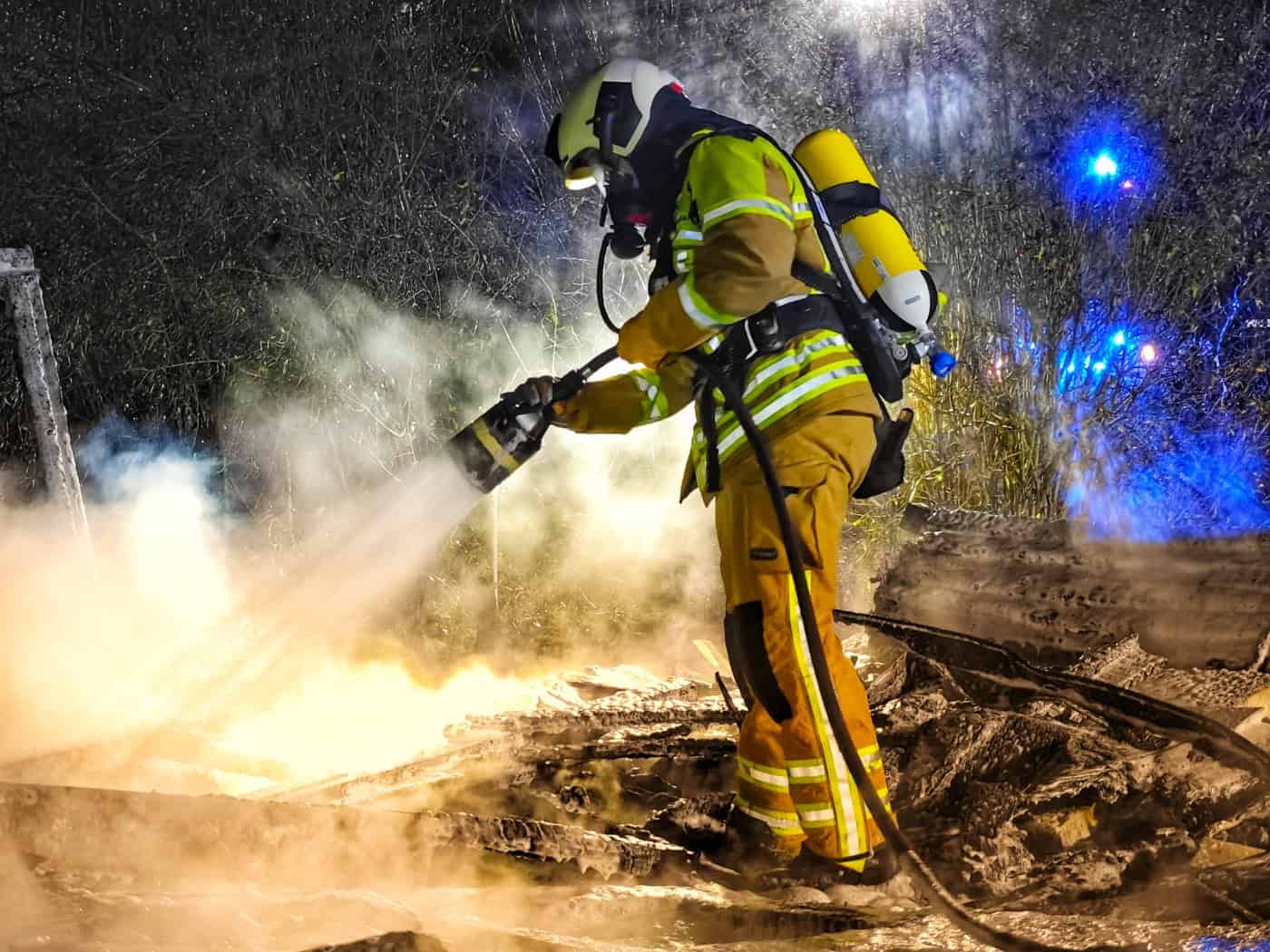 Laubenbrand in der Friedrichstadt: Großeinsatz und Widerstand gegen die Polizei