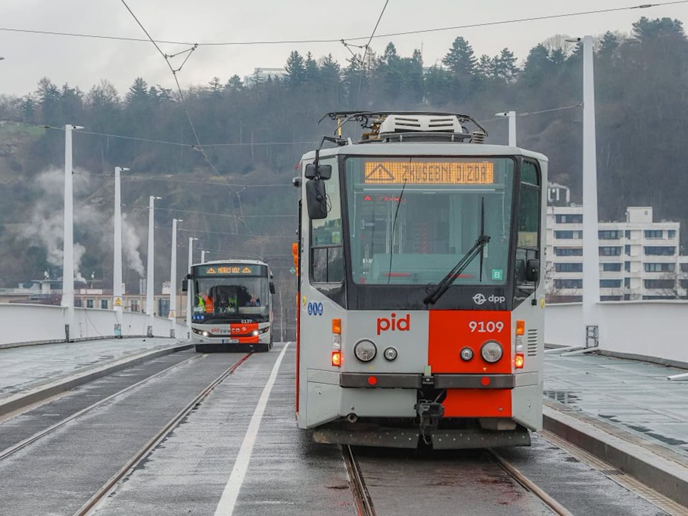 Prag eröffnet neue Moldau-Brücke Dvorecký most