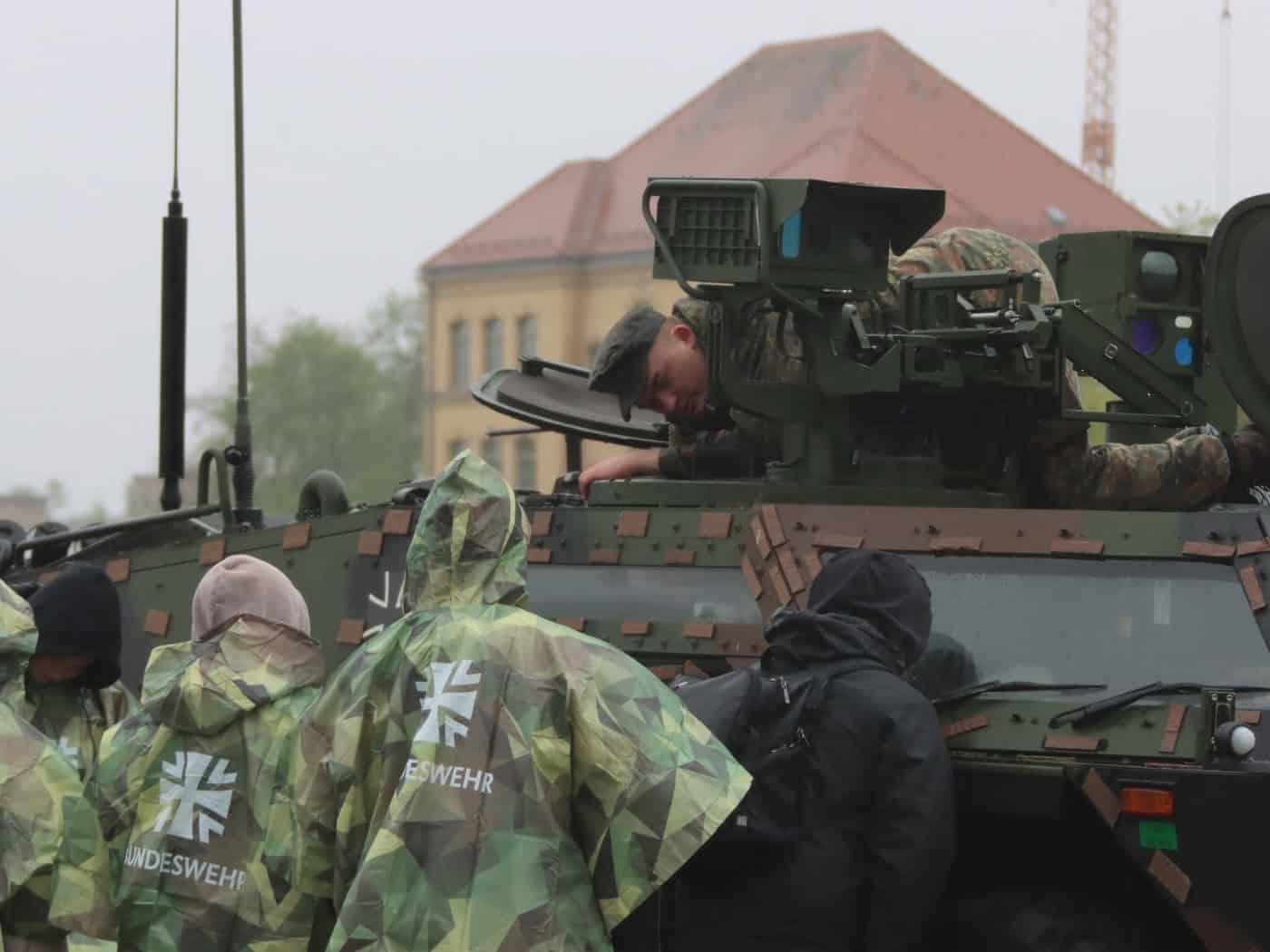 Schulklassen erkunden Bundeswehr in Leipziger Kaserne