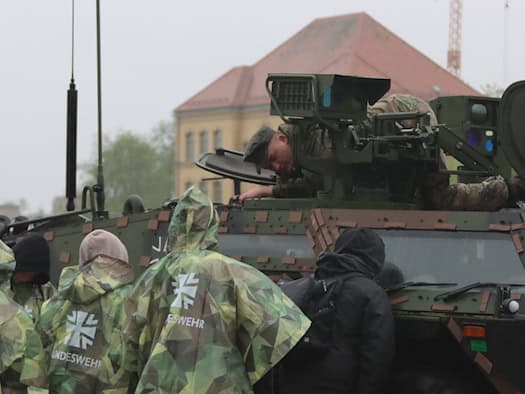 Schulklassen erkunden Bundeswehr in Leipziger Kaserne
