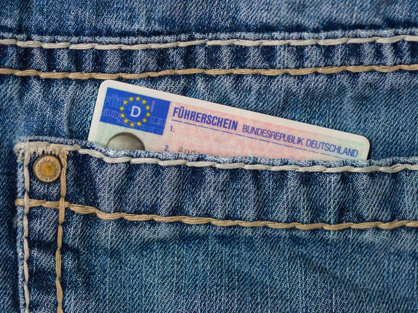 Sekundenschlaf am Steuer: 31-Jähriger verliert Führerschein nach Unfall in Weißig