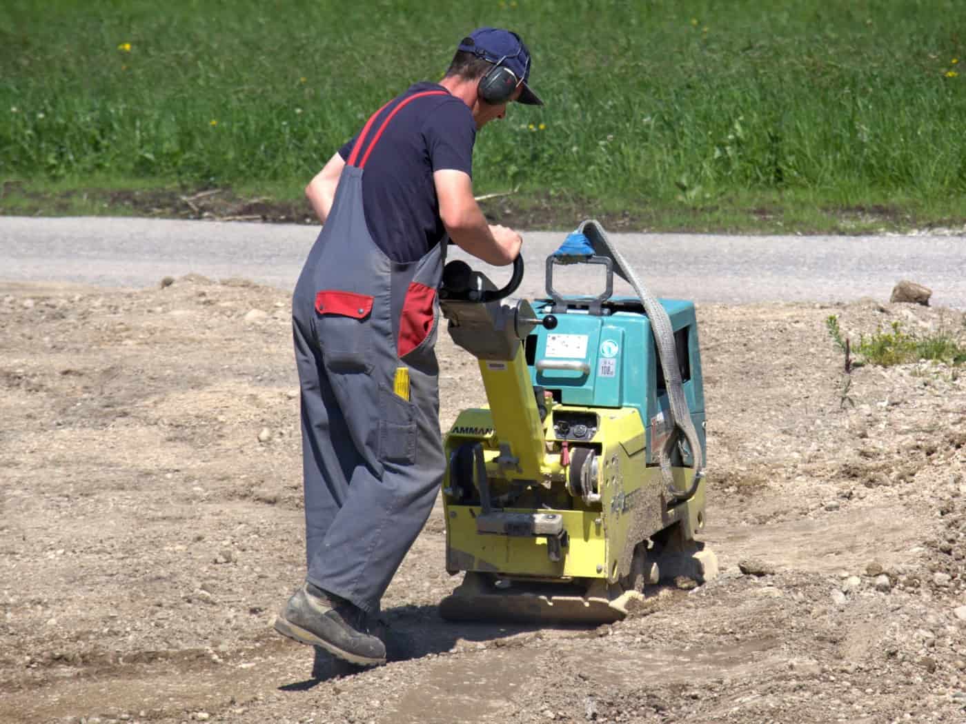 Diebe auf Dresdner Baustelle: Rüttelplatte gestohlen, Bagger beschädigt