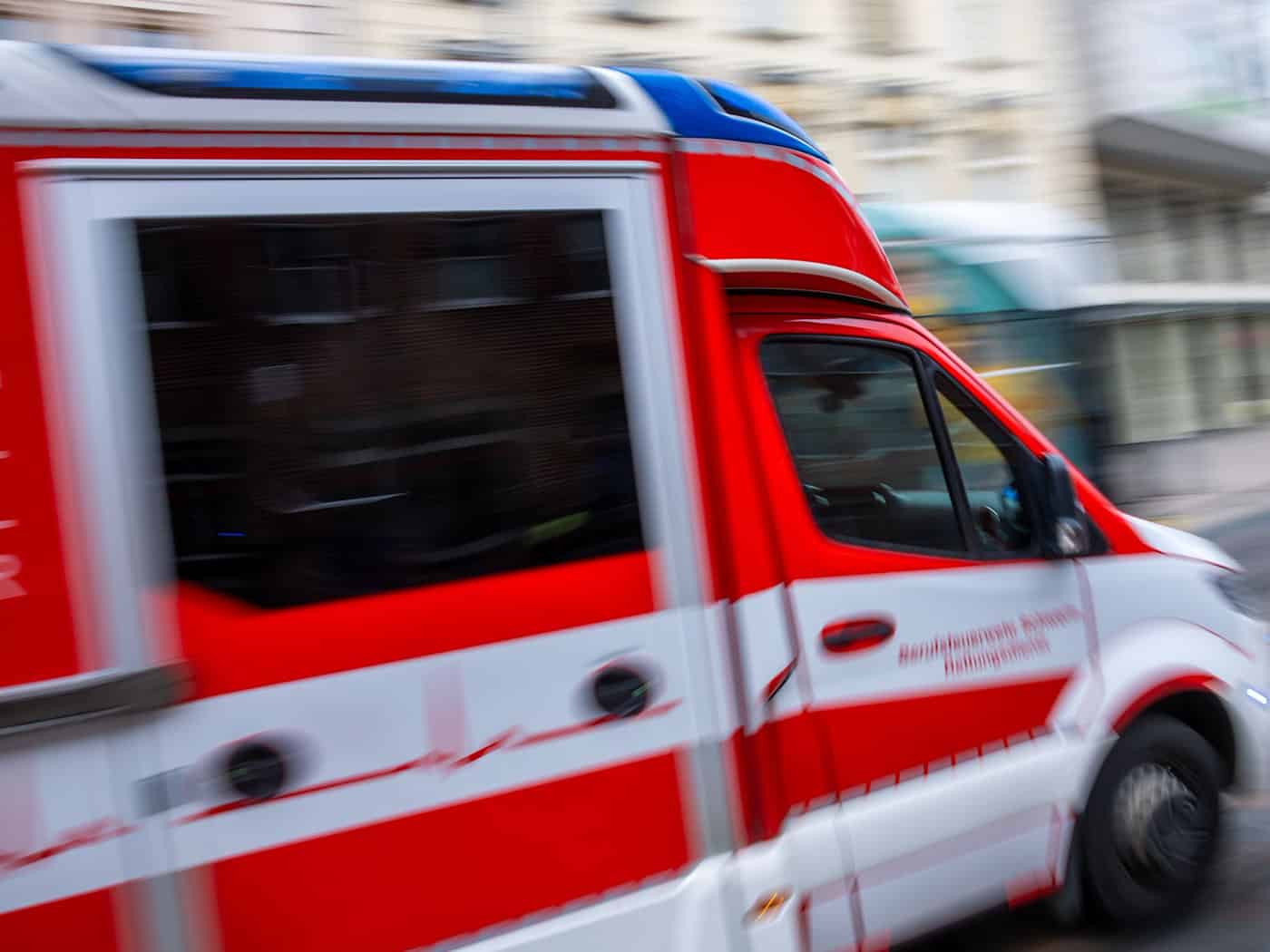 Arbeiter stürzt in Chemnitz von Lkw-Bühne - schwer verletzt