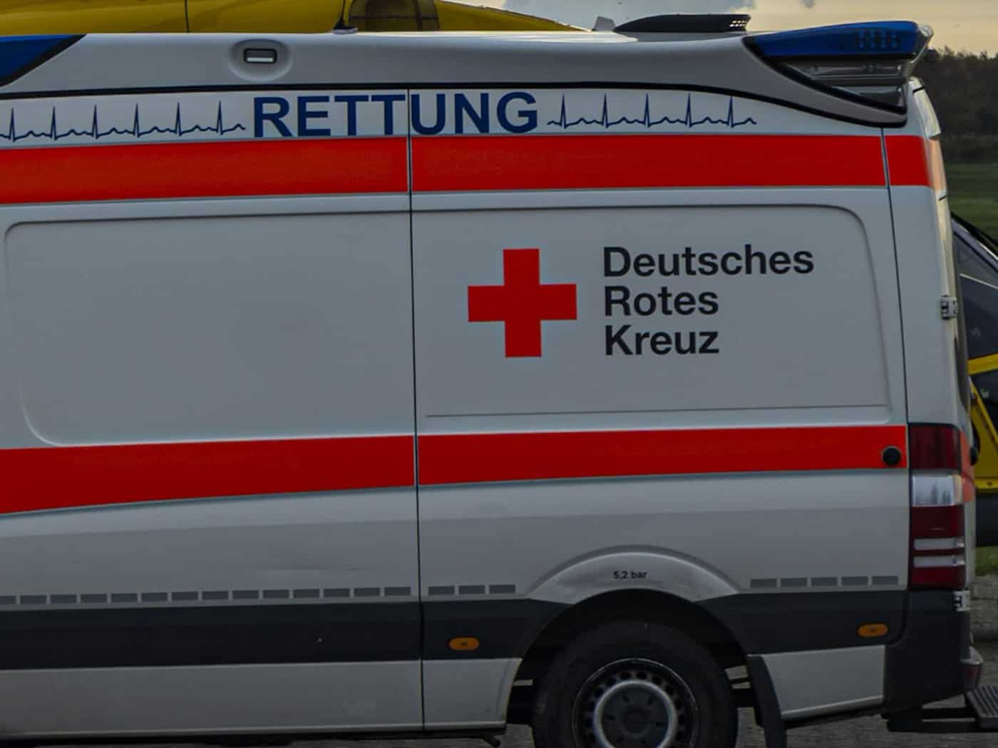 Mädchen läuft vor Bus auf Straße – Auto erfasst Elfjährige