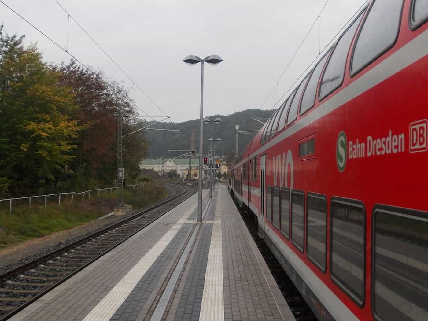 Blick entlang Bahnsteig, an dem eine S-Bahn steht
