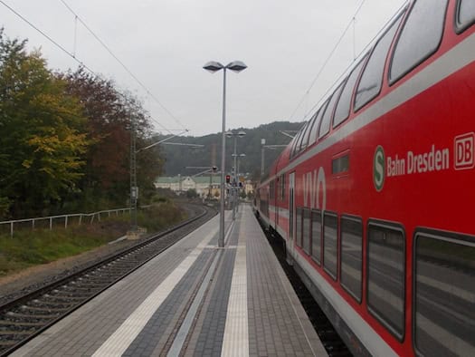 Blick entlang Bahnsteig, an dem eine S-Bahn steht