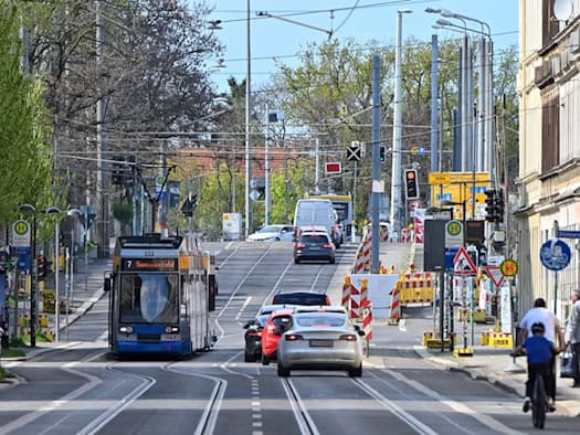 Auf der Georg-Schwarz-Brücke in Leipzig-Leutzsch müssen die Straßenbahngleise instandgesetzt werden. Foto: Benjamin Weinkauf