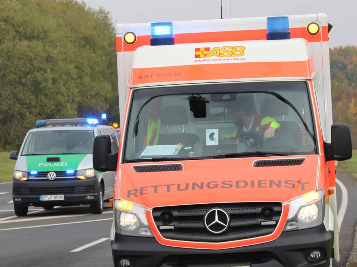 Sattelzug trifft BMW an Kreuzung: 78-Jährige im Krankenhaus, 50.000 Euro Schaden