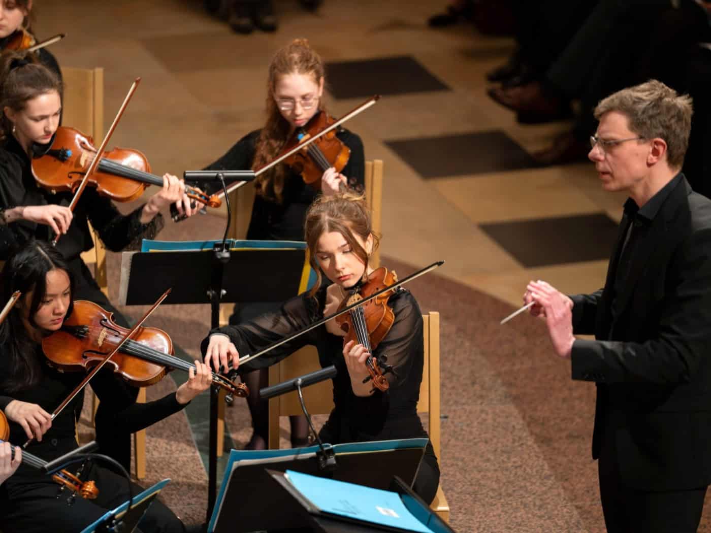 Der Dirigent Sebastian Dietrich leitet mit dem Taktstock in der Hand ein junges Streicherensemble in der Dresdner Kreuzkirche.